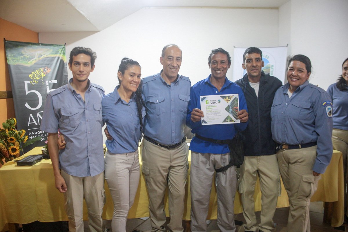 ParquesColombia's tweet photo. #EnParques 🗞️Hoy se firmaron Acuerdos de Voluntades en el marco de la Restauración Ecológica Participativa entre el Parque Nacional Natural Farallones de Cali y comunidades campesinas en las Cuencas del río Cali, río Anchicayá y subcuenca del río Pance.

#ParquesparalaPaz  🍃 https://t.co/7PBUhqKyRb