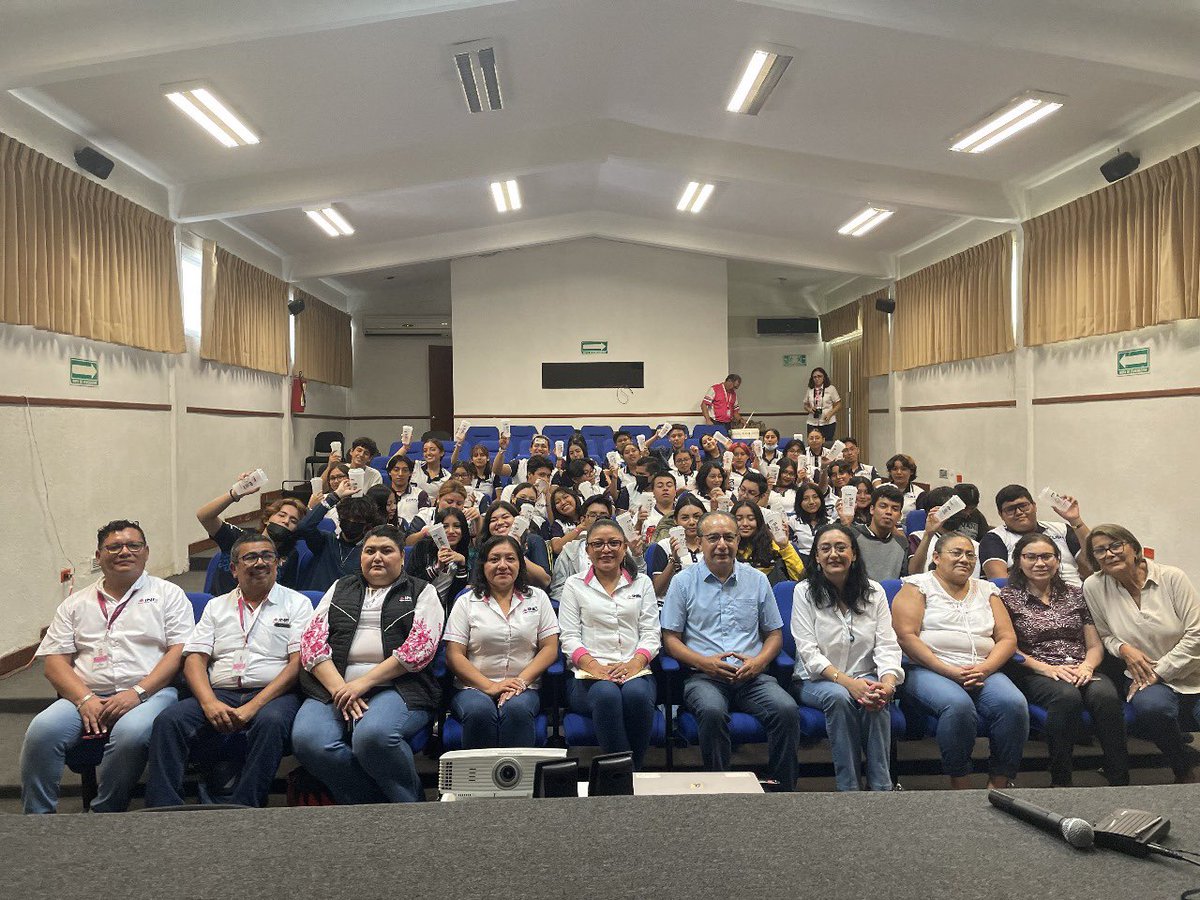 INEYucatan's tweet photo. En seguimiento a las acciones generadas por la #ConsultaInfantil21, vocales de #CapacitaciónElectoral y #EducaciónCívica del #INE en #Yucatán presentaron agendas al alumnado del #COBAY plantel Xoclán, haciendo entrega de materiales impresos para la biblioteca. #MiINENosUne https://t.co/ahC0lsBFMo