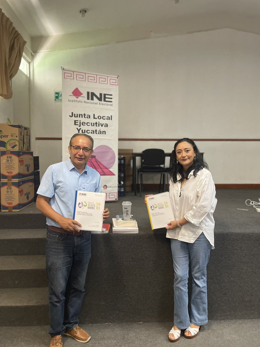 INEYucatan's tweet photo. En seguimiento a las acciones generadas por la #ConsultaInfantil21, vocales de #CapacitaciónElectoral y #EducaciónCívica del #INE en #Yucatán presentaron agendas al alumnado del #COBAY plantel Xoclán, haciendo entrega de materiales impresos para la biblioteca. #MiINENosUne https://t.co/ahC0lsBFMo