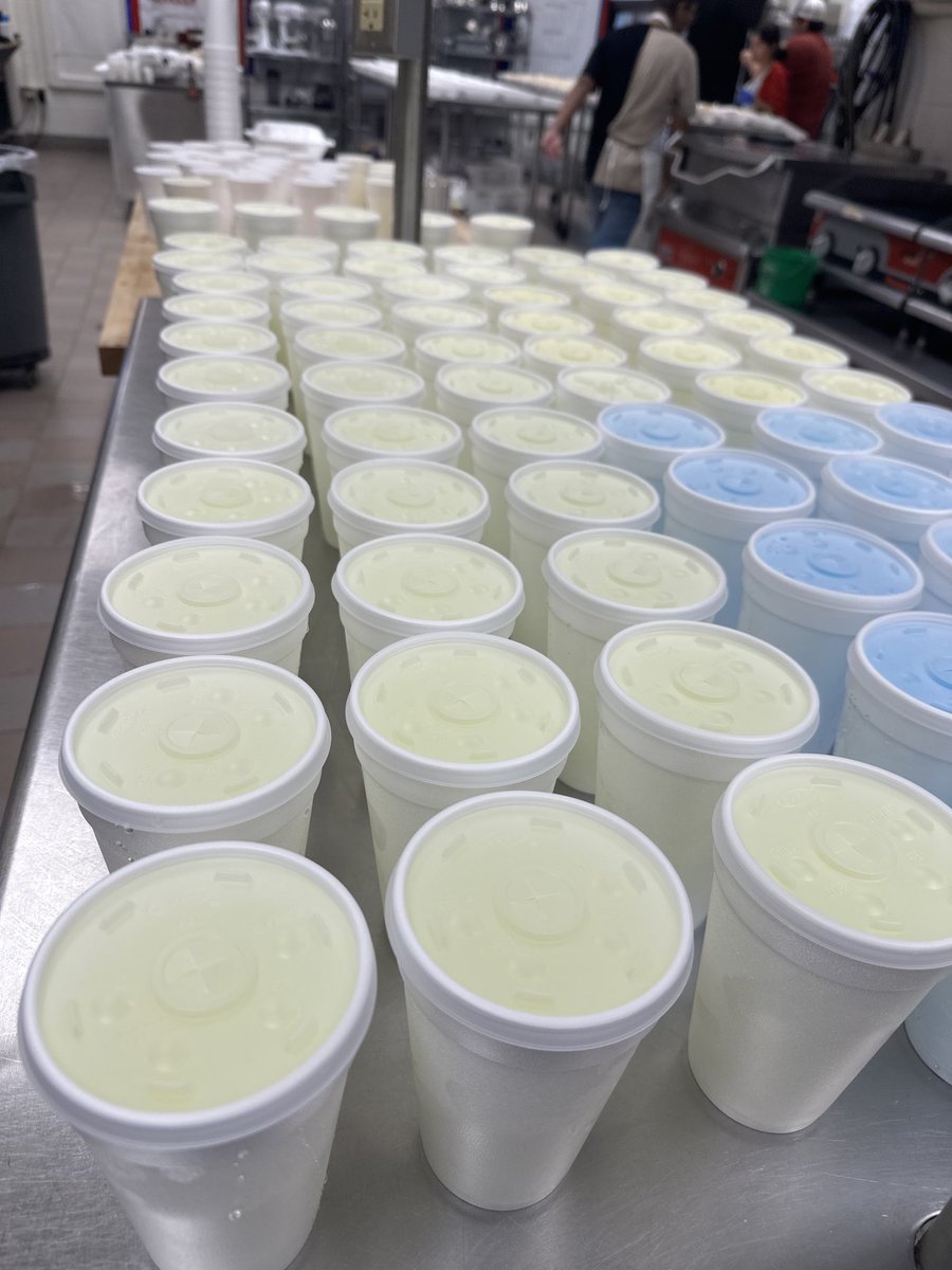 Chef_McCoy's tweet photo. This week, Thursday = Pre-game meals for our mighty minutemen football team and marching band. #cuttingedgecafe #theyeatgood #theyworkhard https://t.co/DMzFLGaion