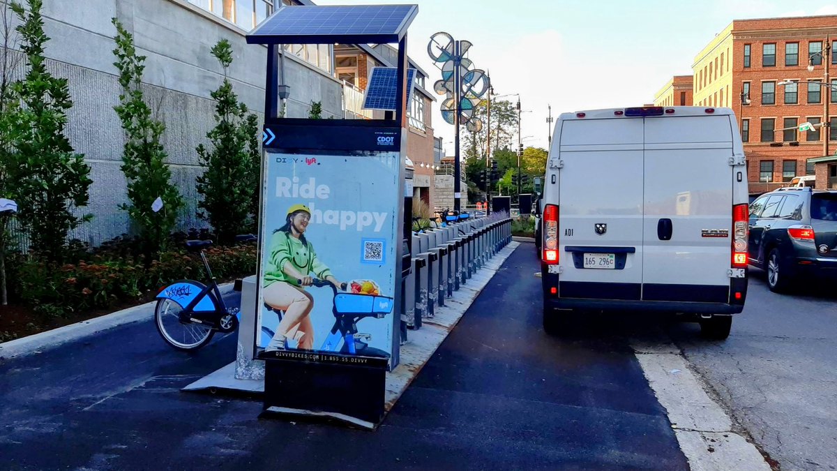 🚨Station Update🚨

The station at Ravenswood Ave. &amp; Lawrence Ave. has been temporarily relocated. You can now find it just south of Lawrence on the same side of Ravenswood.

For the most up-to-date station locations, check out the Divvy or Lyft app!

#Divvy #Divvybikes #BikeCHI