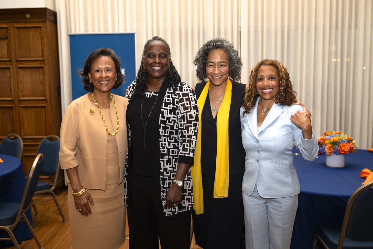 Lewis & Clark President Dr. Robin Holmes-Sullivan tweet media