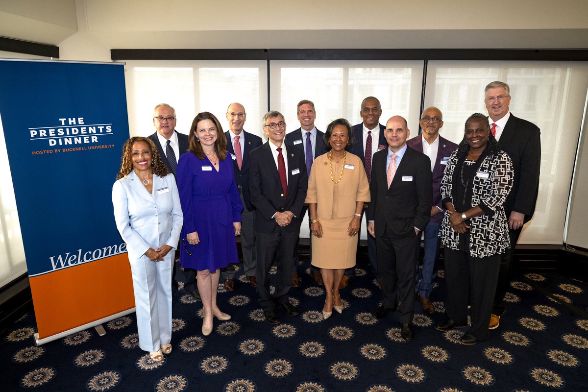 Lewis & Clark President Dr. Robin Holmes-Sullivan tweet media