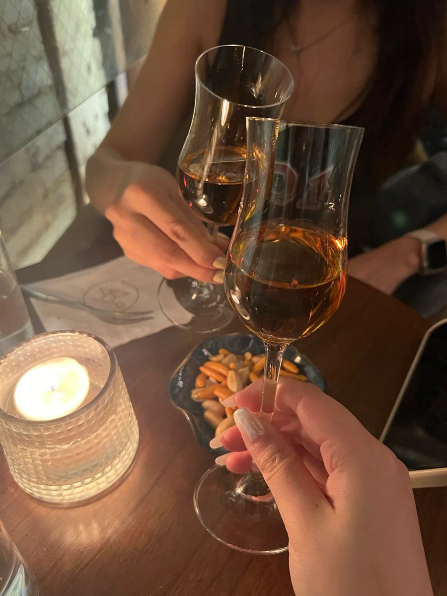Siska_ang96's tweet photo. A happy night meeting with my friends🥂 https://t.co/Mn1xuMHuqw