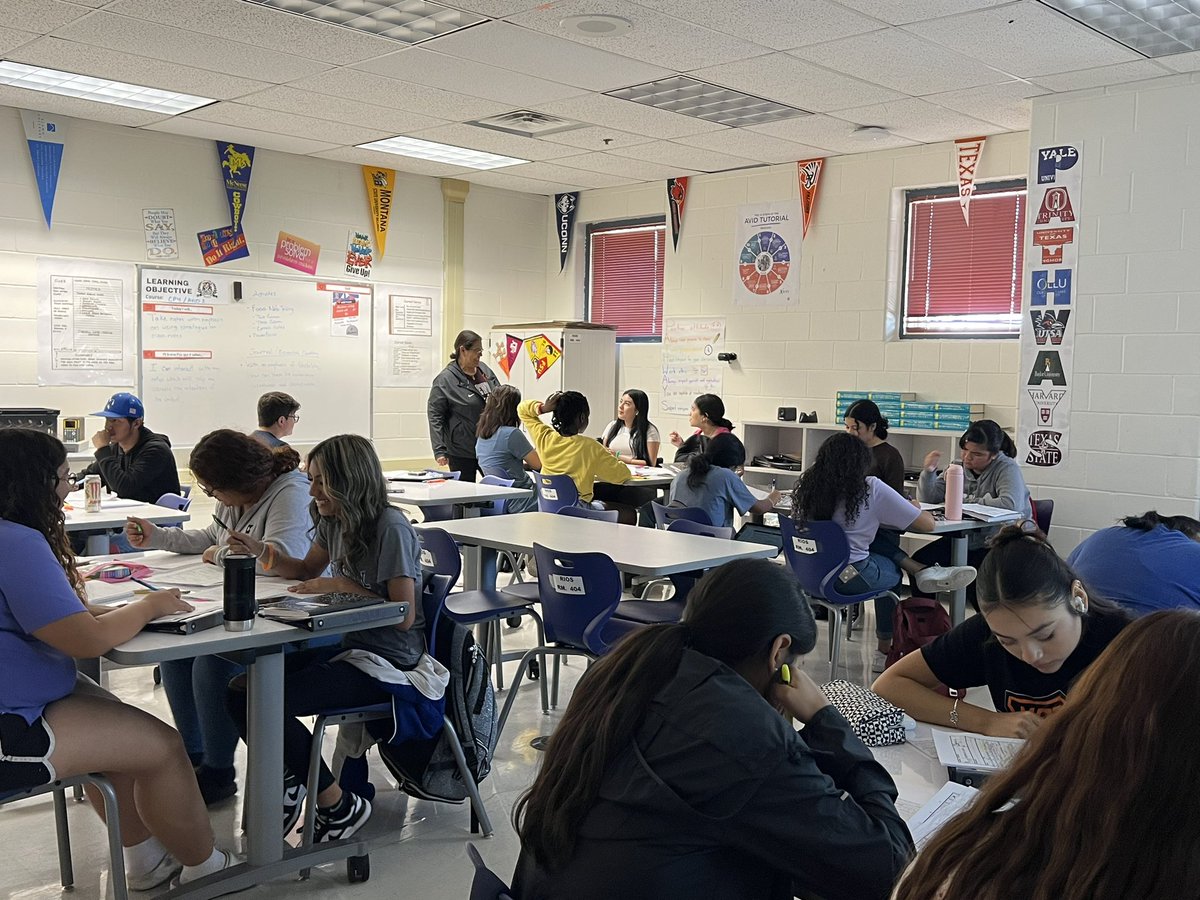 MHS_VP_Sarita's tweet photo. Mrs. Hernandez-Rios was busy creating AVID magic @EISDMemorialHS see our Minutemen in action perfecting note taking strategies πβ€οΈ #ThinkPlayWinBig #CollegeReady https://t.co/ETUCR214nX