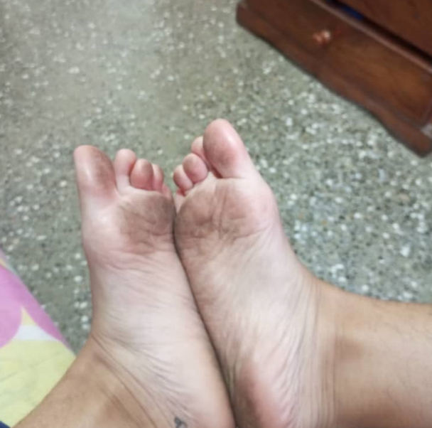 Gabygabyventas's tweet photo. Se que no es contenido para todos pero tengo en oferta un video de fetiche de pies sucios, se me ve caminar deslcalza, muestro mis pies y estoy en pijamita cortita.

Aprovecha la promo de este fetiche o pregunta por algunos mas, se cumplen fantasias. https://t.co/Bevpc1bXQT