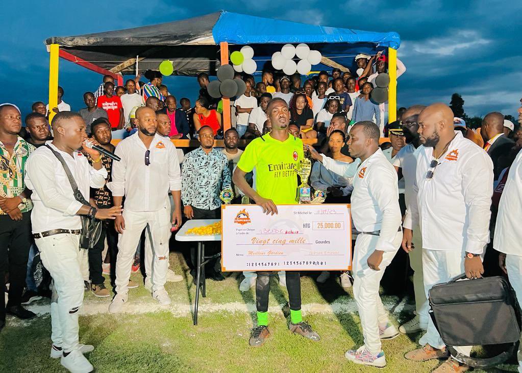 TICKETmaghaiti's tweet image. La grande finale de la 11e Édition de la Coupe Bolo s’est tenue ce dimanche 10 septembre 2023, au Parc lycée Charlemagne Péralte de St-Michel de L’Attalaye. L’équipe Torobann FC a remporté la compétition par 3 buts à 1 face à l’équipe de l’Ajax FC. #tickettoupatou
.
.
📷:…