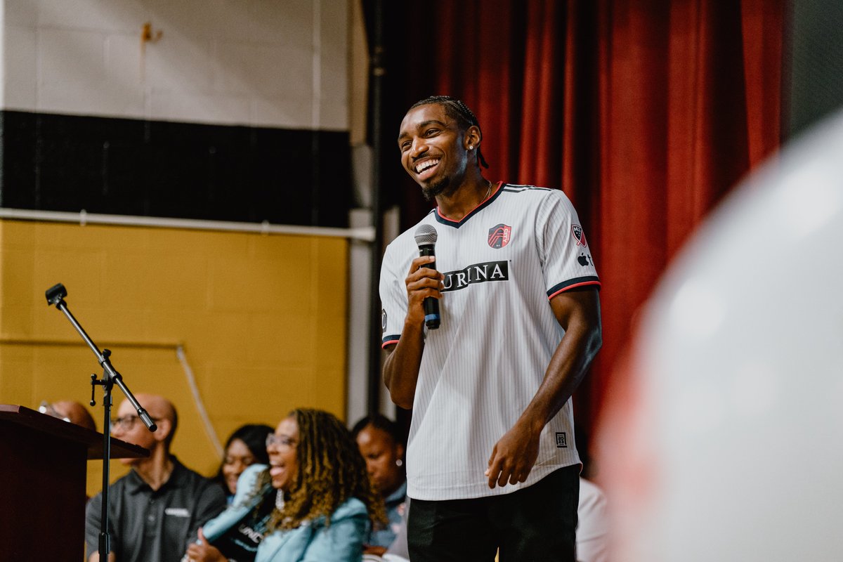 stlCITYsc's tweet image. Great to connect @astrobell23 and @aeneas35 with students at Yeatman-Liddell to celebrate Teaming Up for Healthy Futures partnership between @Centene and @LittleBitSTL!

#AllForCITY 🤝 @ProFootballHOF