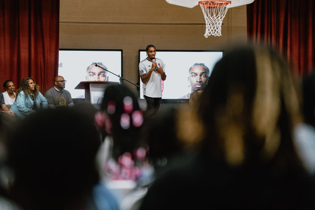 stlCITYsc's tweet image. Great to connect @astrobell23 and @aeneas35 with students at Yeatman-Liddell to celebrate Teaming Up for Healthy Futures partnership between @Centene and @LittleBitSTL!

#AllForCITY 🤝 @ProFootballHOF