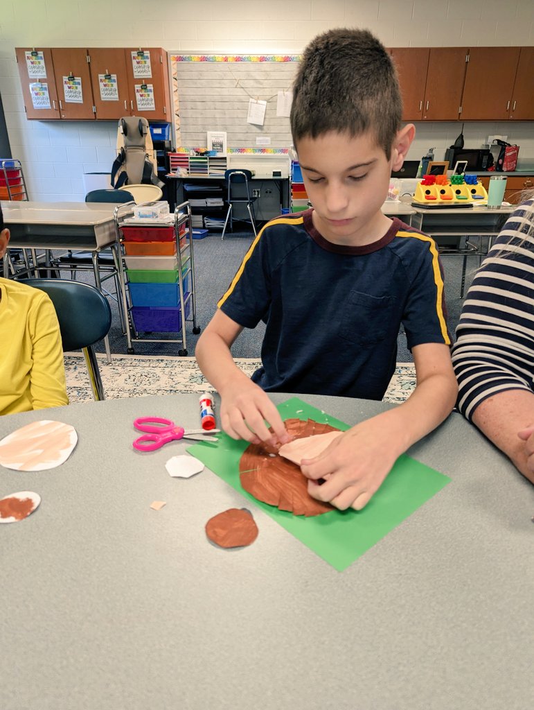 Ms_S_BT's tweet photo. This week we are learning about our sense of smell. After reading "Big Smelly Bear" we made our own bears! 🐻 https://t.co/HZESJxU6UU
