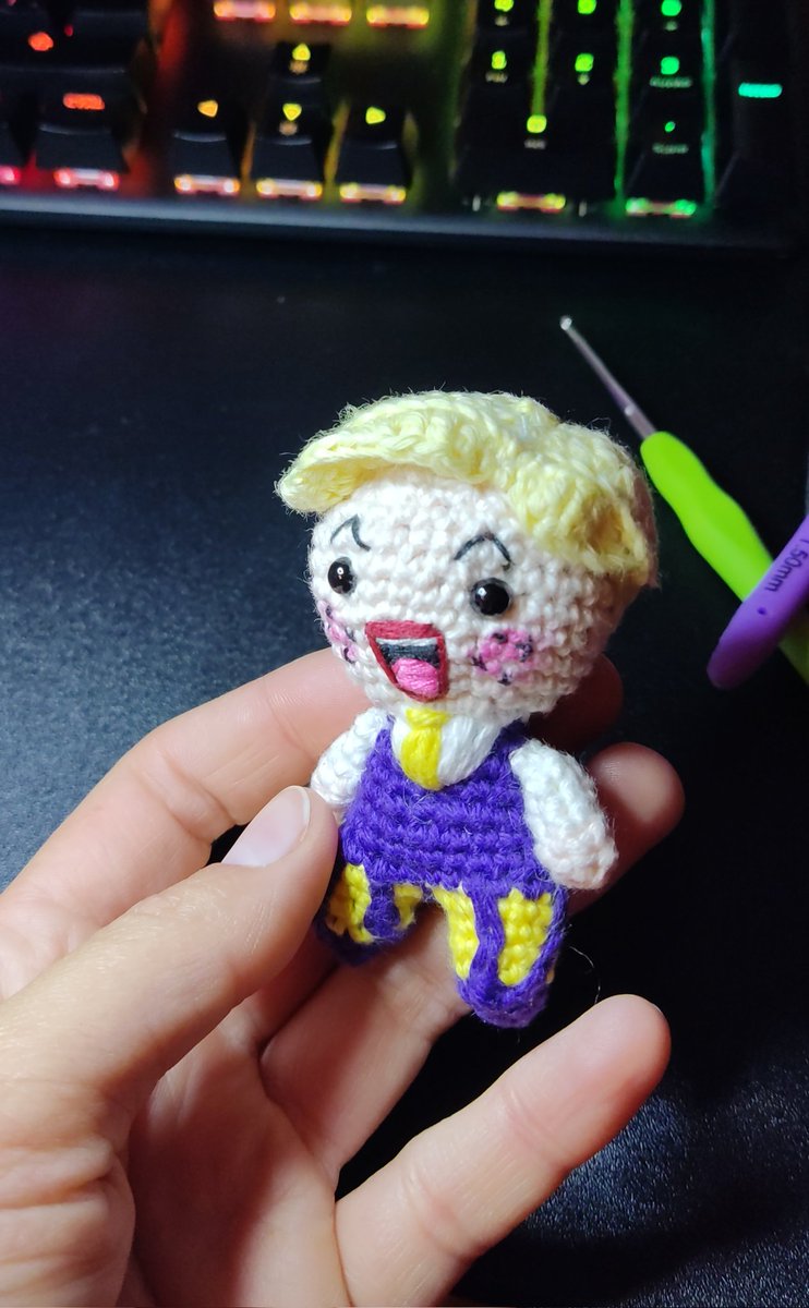 Hice un amigurumi de popín (Pablo Zamora en Morandé con compañía) y me quedó muy PEEEEENCAAAAAAAA