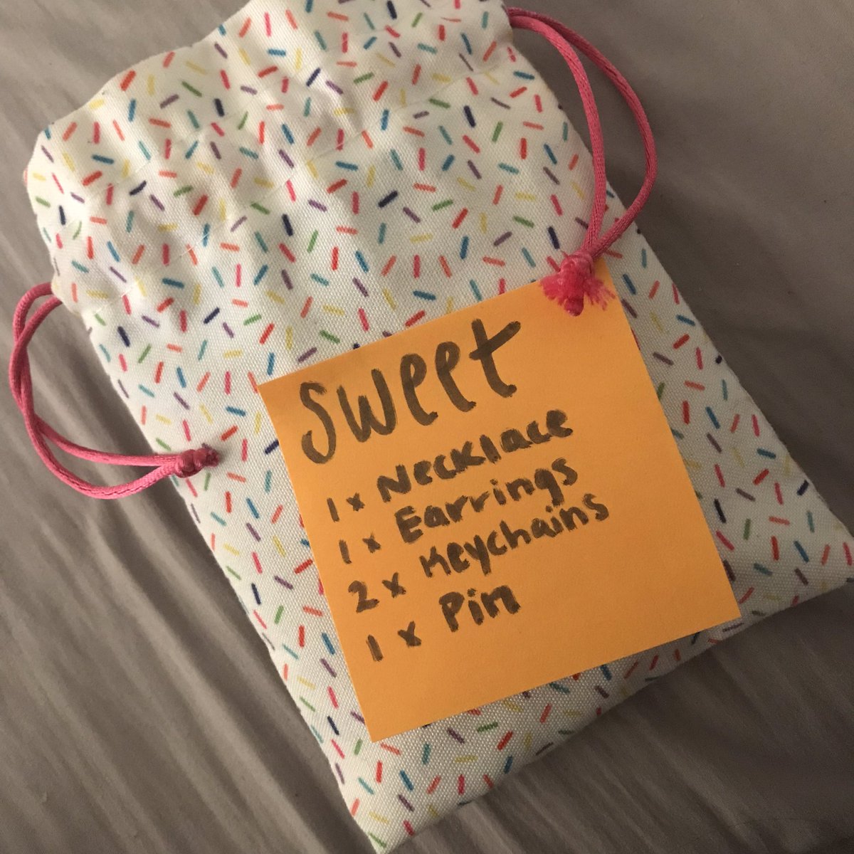 ficklebeasts's tweet photo. bailey and i curated some mystery bags for our shop 🛍 get 3-5 secret items…and maybe some bonuses, who knows! find out:
https://t.co/ARLmgMKjG6 https://t.co/qEAWilSgUe