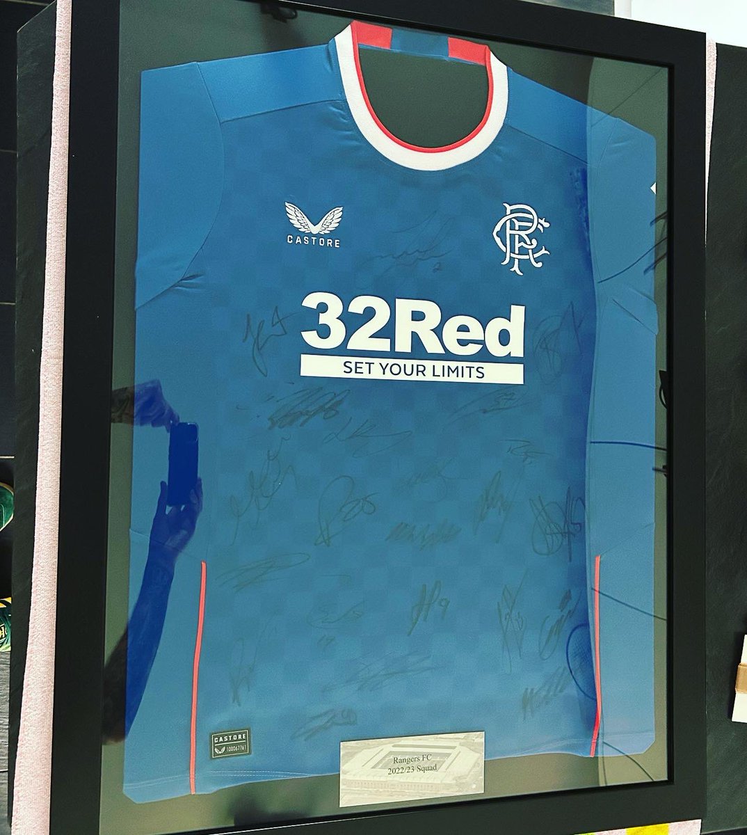 bkframing's tweet photo. Another piece ready for delivery to a satisfied customer.

Service includes mounting, framing &amp; personalised silver plaque. BK Framing also obtained the signed shirt in person for the customer.

Contact for free quote - DM this account or email killick78@hotmail.co.uk

#bkframing https://t.co/lfpB6IpnnF