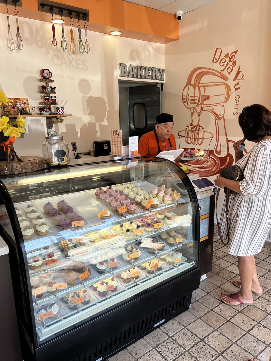 SamKbushyan's tweet photo. In Valley Village — Walking & talking to business owners who struggle everyday to keep their shops open. It was a pleasure meeting Emil at @dejavucakesla & learning about his challenges in the #LACD2 #shoplocal #local #cake #ValleyVillage #NorthHollywood #LosAngeles #CupCakes https://t.co/yTWAbnk3MT