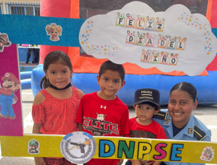 "¡Celebrando el #DíaDelNiño en grande en la DNPSE! 🎉 Nuestros funcionarios mostrando su amor y dedicación compartiendo momentos especiales con los peques. 👮‍♂️💙 #FamiliasUnidas #ProtegiendoYCelebrando"
