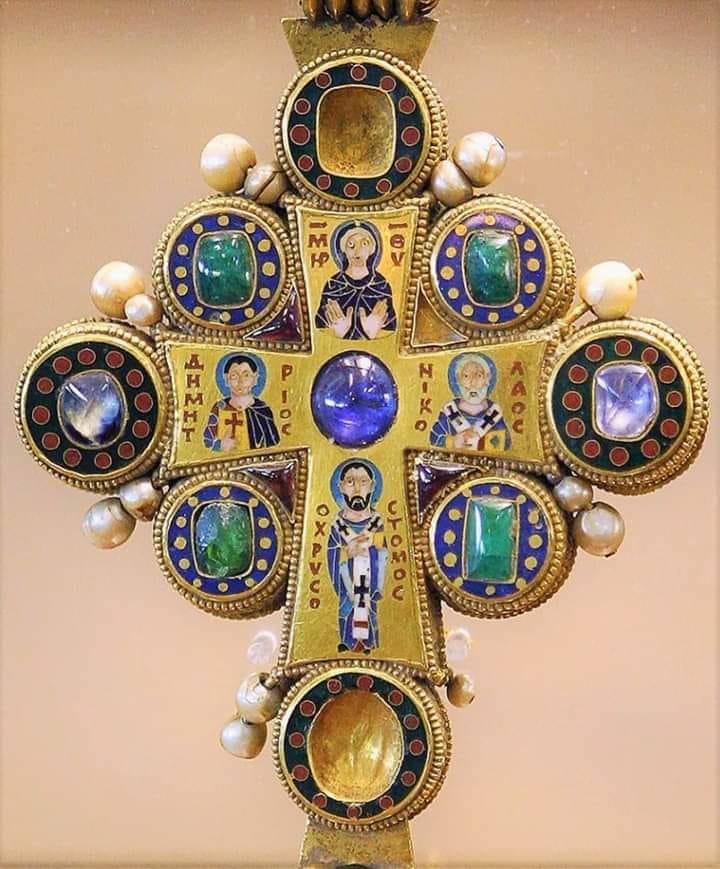 orthodoxholyart's tweet photo. 10世纪，格鲁吉亚，黄金镶珠宝珐琅吊坠，拜占庭风格
吊坠上的四个圣人：圣母玛利亚（上）、金口约翰（下），迪米特留斯（左），尼古拉（右）���都是至今都备受欢迎的基督教圣人。 https://t.co/HE3ageGvnw