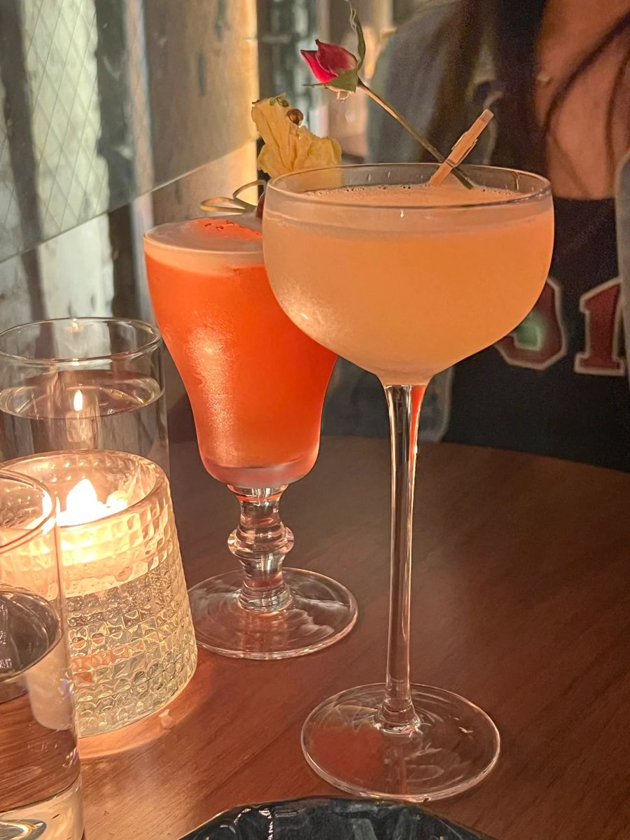 ruth2lee's tweet photo. A happy night meeting with my friends🥂 https://t.co/LUk7DdOmfV