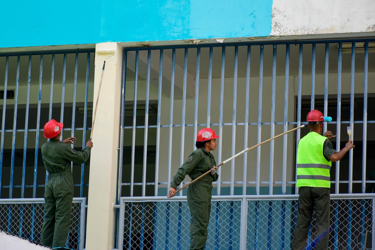 iCasi listos para recibir a nuestros
estudiantes!

Este año escolar 2023-2024 las/os estudiantes recibirán sus escuelas rehabilitadas y más hermosas gracias a la unión cívico-militar y la
organización de la comunidad educativa a través de las
#BRICOMILES. 

<a href="/NicolasMaduro/">Nicolás Maduro</a>