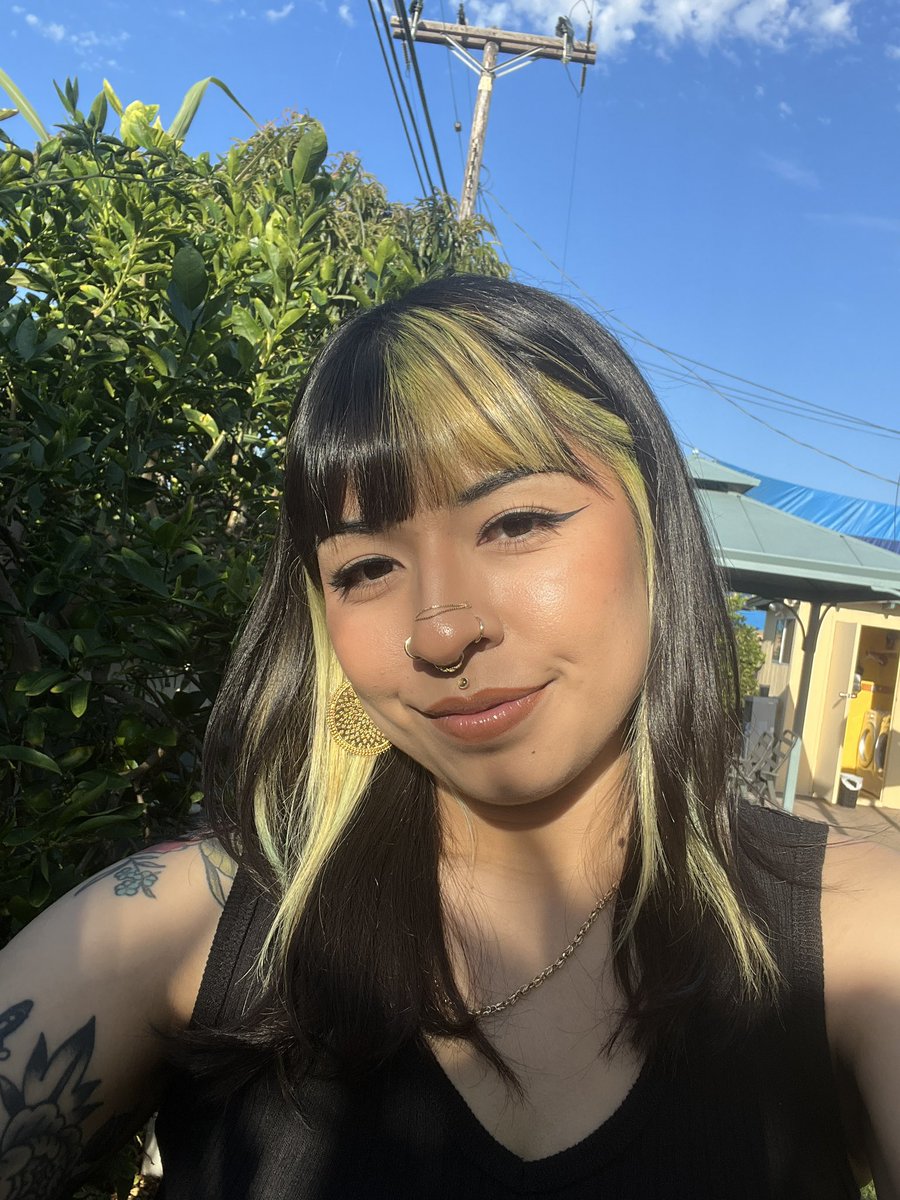 topizzaplanet's tweet photo. my neon green has faded &amp; idk if i should do it again or dye it brown &amp; do a platinum blonde streak on the other side https://t.co/YIvyIhwnKh