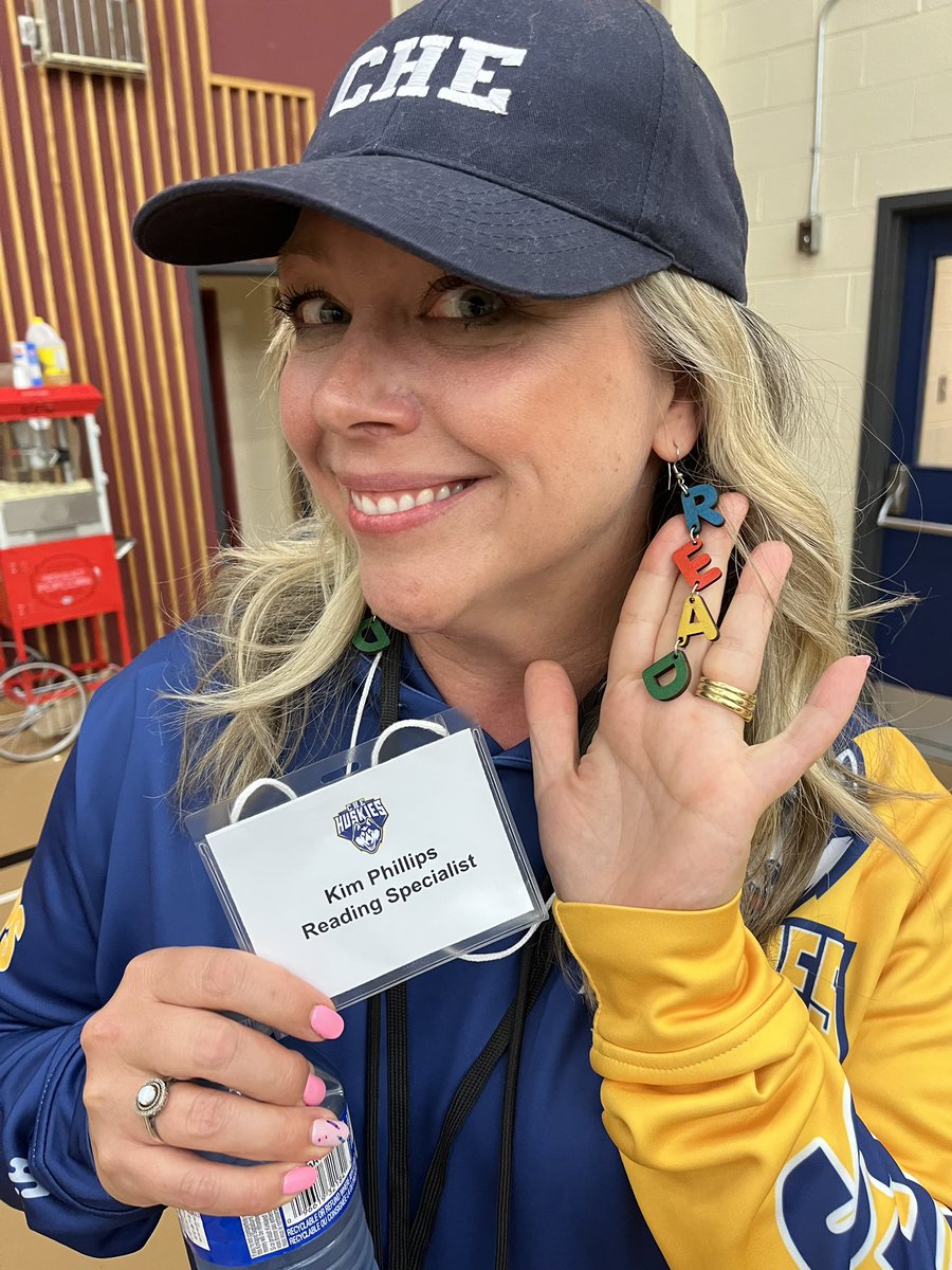 “I’m a reading specialist… duh!” - @Phillips2019Ms 
📚 😂 

Amazing night at the first ever Open House at <a href="/cowanelementary/">Cowan Heights School</a> !
<a href="/NLESDCA/">NLESD</a>