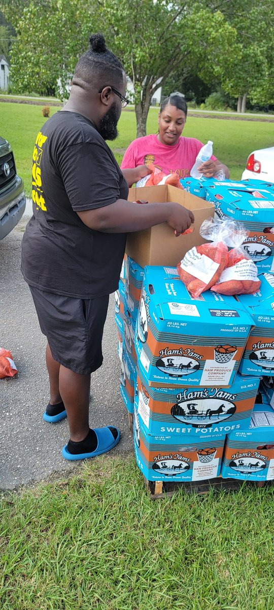 Jeffrey3597's tweet photo. Todays Bladenboro food distribution went amazing! Per usual!
#NCAPRI https://t.co/2PK7jCAuOl
