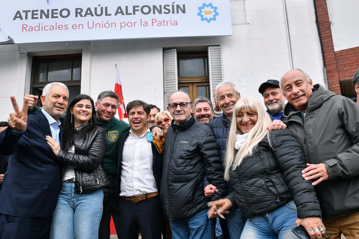 Inauguración del Ateneo Radical “Raúl Alfonsín” de La Plata. ¡Gracias <a href="/MoreauLeopoldo/">Leopoldo Moreau</a>, <a href="/ricardojano/">Ricardo Jano</a>, <a href="/CarmelaMoreau/">Carmela Moreau</a> y a tantos radicales por este apoyo!