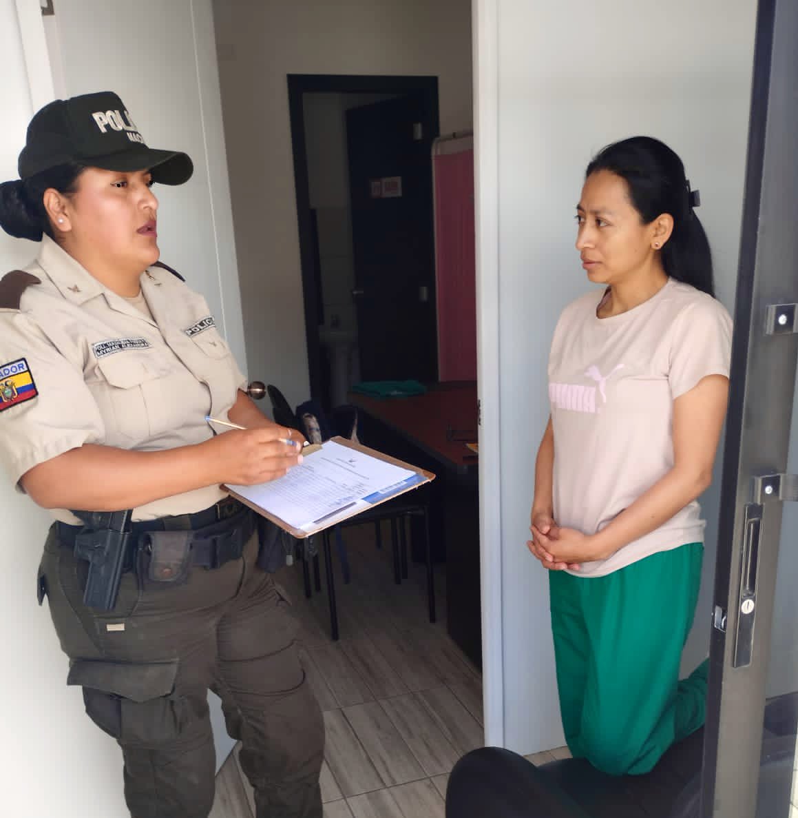 PoliciaEcZona9's tweet image. ACCIONES PREVENTIVAS

Ejecutadas en el sector de Calderón #DMQ, realizamos contacto ciudadano, visita a los locales seguros y activación de botones de seguridad, con la finalidad de fortalecer la seguridad y evitar hechos delictivos.

#SeguridadCiudadana 
#NuestroTrabajoContinúa