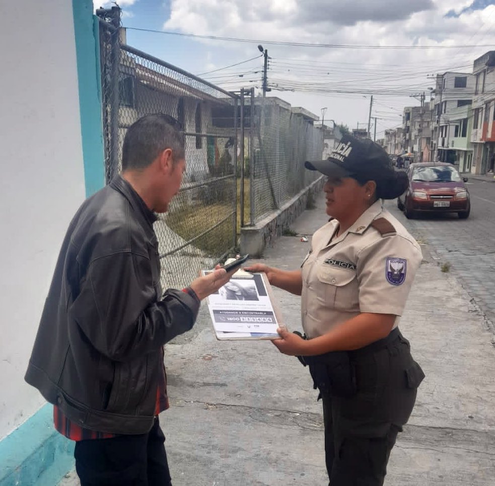 PoliciaEcZona9's tweet image. ACCIONES PREVENTIVAS

Ejecutadas en el sector de Calderón #DMQ, realizamos contacto ciudadano, visita a los locales seguros y activación de botones de seguridad, con la finalidad de fortalecer la seguridad y evitar hechos delictivos.

#SeguridadCiudadana 
#NuestroTrabajoContinúa