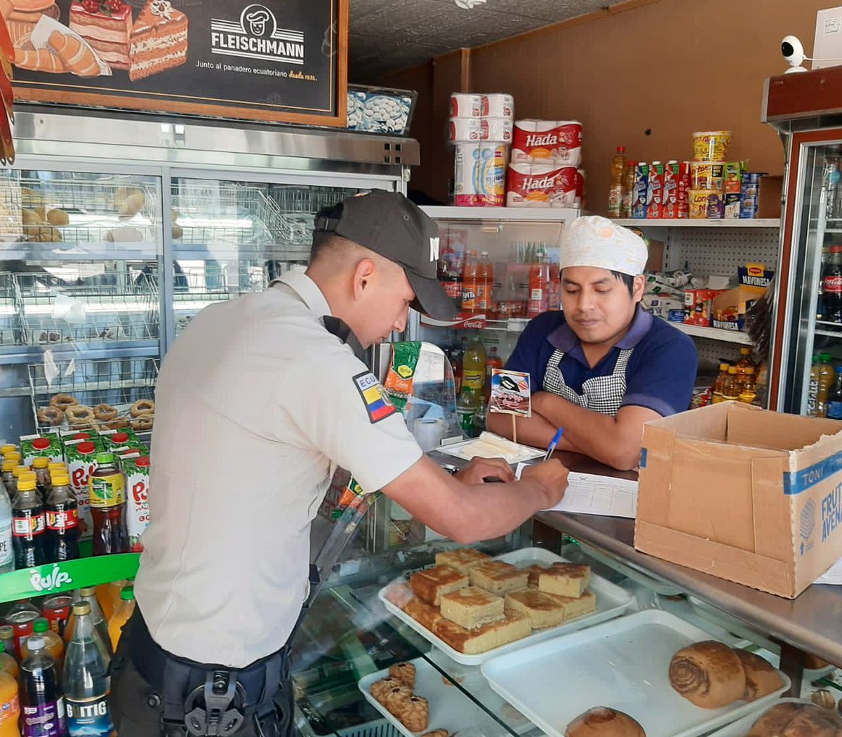 PoliciaEcZona9's tweet image. ACCIONES PREVENTIVAS

Ejecutadas en el sector de Calderón #DMQ, realizamos contacto ciudadano, visita a los locales seguros y activación de botones de seguridad, con la finalidad de fortalecer la seguridad y evitar hechos delictivos.

#SeguridadCiudadana 
#NuestroTrabajoContinúa