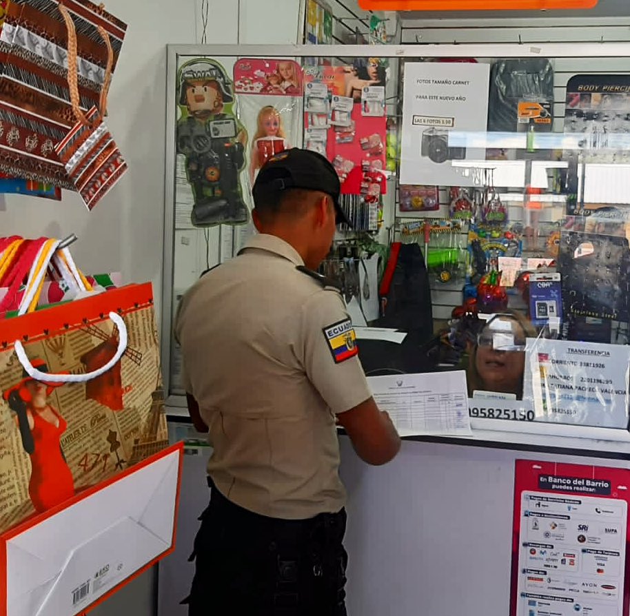 PoliciaEcZona9's tweet image. ACCIONES PREVENTIVAS

Ejecutadas en el sector de Calderón #DMQ, realizamos contacto ciudadano, visita a los locales seguros y activación de botones de seguridad, con la finalidad de fortalecer la seguridad y evitar hechos delictivos.

#SeguridadCiudadana 
#NuestroTrabajoContinúa