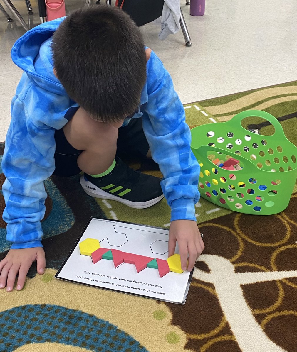tchanatski's tweet image. Hands-on math exploration with plane shapes…what can you compose?▪️🔻🔸@Hubbard_School #shapes #mathroutine #Investigation