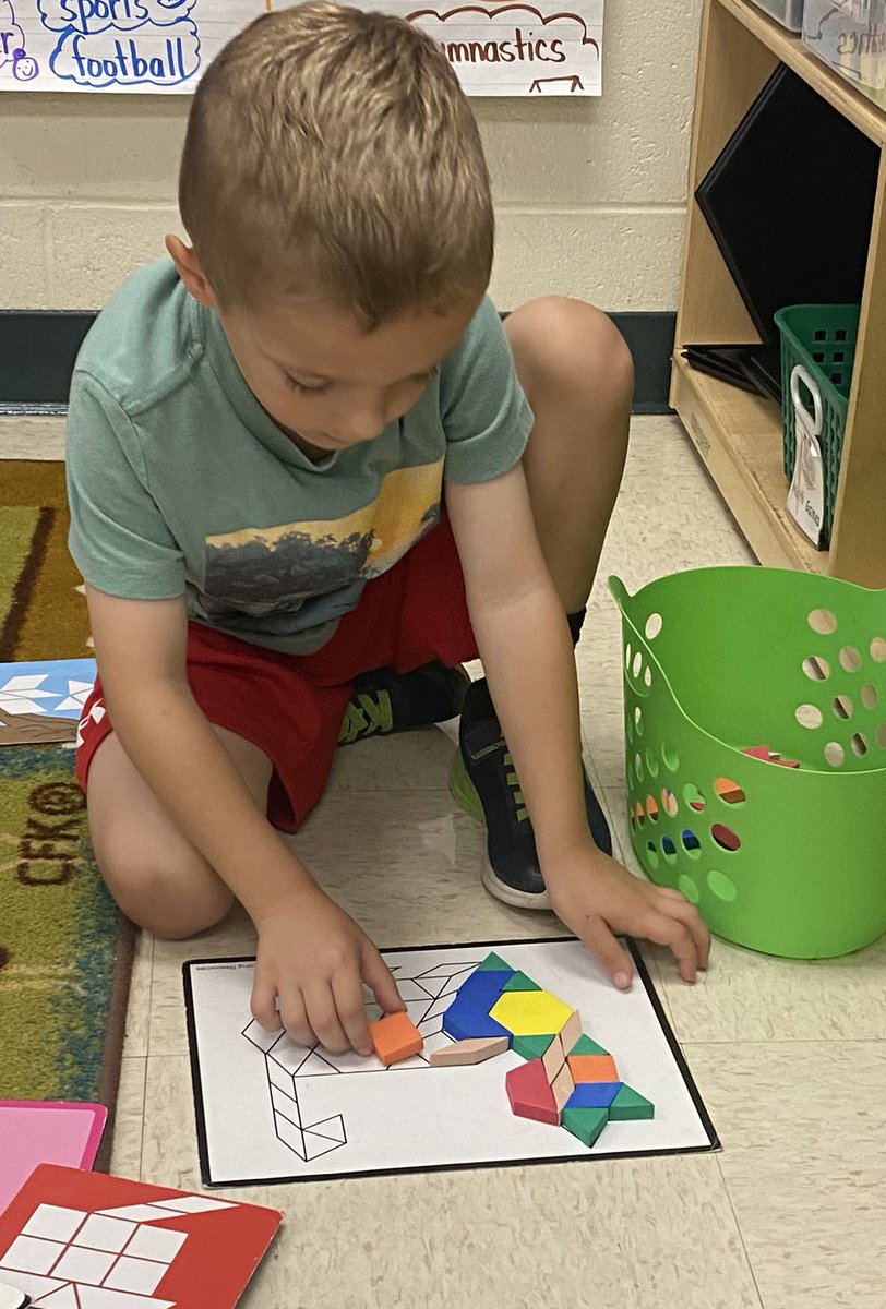 tchanatski's tweet image. Hands-on math exploration with plane shapes…what can you compose?▪️🔻🔸@Hubbard_School #shapes #mathroutine #Investigation