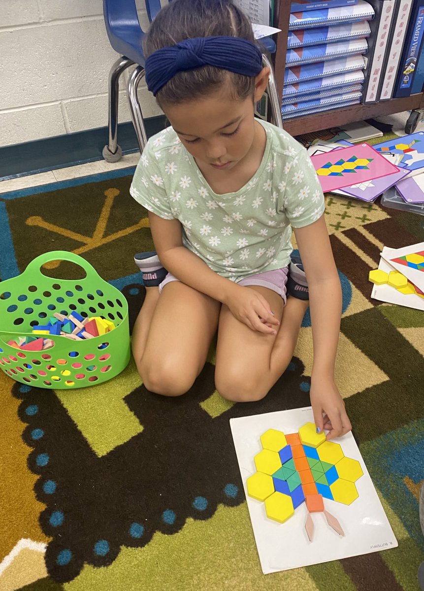 tchanatski's tweet image. Hands-on math exploration with plane shapes…what can you compose?▪️🔻🔸@Hubbard_School #shapes #mathroutine #Investigation