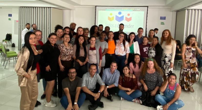 Daz4Grace's tweet photo. @PTA_Colombia @Mineducacion #FormaciónPTAEjeCafetero Tutores que reconocen la práctica pedagógica como fuente de saber y conocimiento. Armenia, Quindio, Risaralda, Pereira, Dosquebradas, Manizales y Caldas. https://t.co/L6DjitbKDY