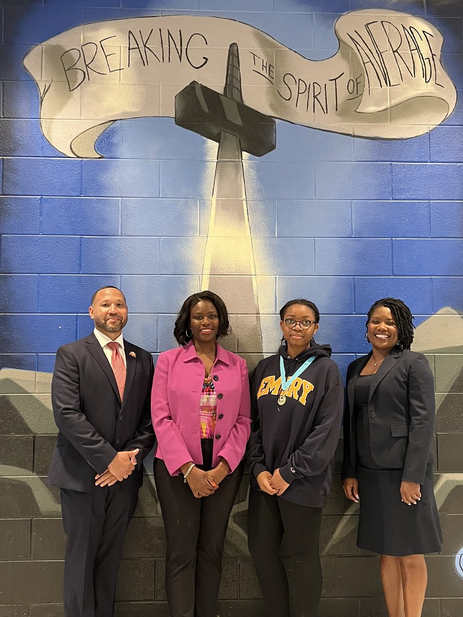 Outstanding Scholar Alert 🚨 ‼️ Tomi Amubioya was recognized as the Outstanding Scholar Recipient for the Emory Illuminate Program. Thank you Mr. Key and Dr. Towns for supporting our scholars.