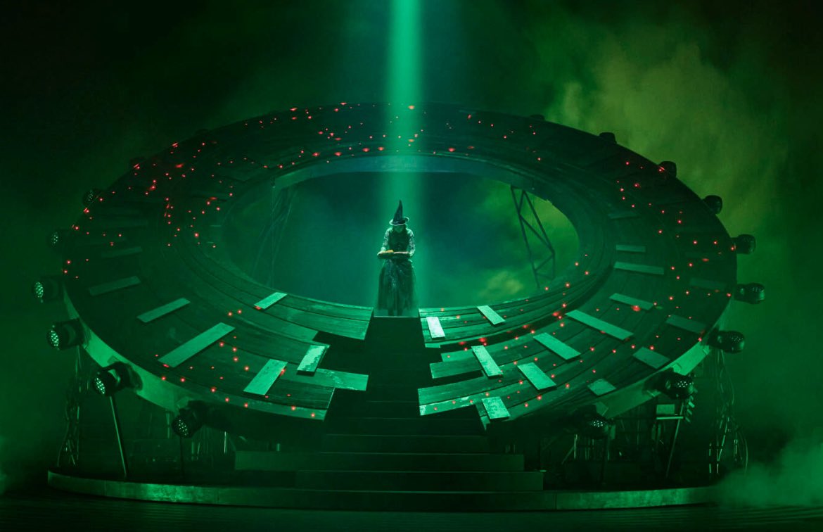 tour121of's tweet photo. Les compartimos imágenes de la versión no replicada del musical WICKED en Suecia. 

📸: Lennart Sjöberg

#wicked #sweden🇸🇪 #tour12 #musicals https://t.co/MpJlix0dLN