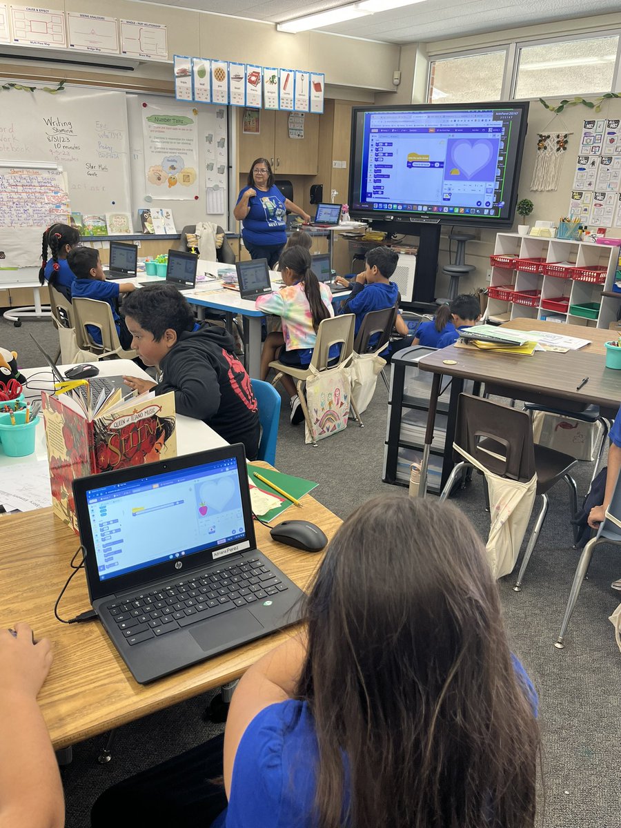 amgillingham3's tweet image. Thank you @momgonzales for our @scratch lesson!! @villacortarusd #scratchcoding #coding