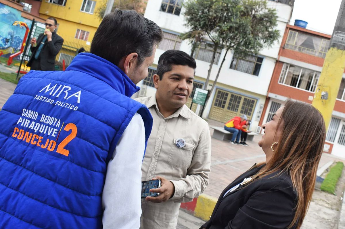 SamirBedoya's tweet photo. Este es el equipo del @PartidoMIRA que trabaja incansablemente por #Bogotá:  @carlos_guevara y @irmalherrera.

Hoy, recorriendo las diferentes localidades.

¿Qué opinas de esta foto?

¿A quién crees que deberíamos agregar en la imagen?

 ¡Etiqueta a esa persona! https://t.co/JzCoQCLRSJ