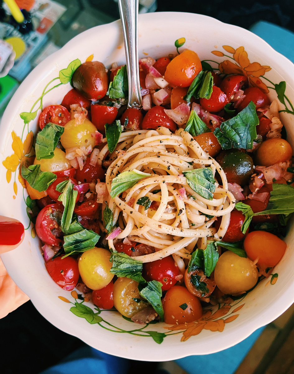 spent 9 days in Italy where I learned about the concept of pasta fredda — instead of cooking vegetables for pasta, you coat them in red wine vinegar + oil and let them break down for a few hours. in conclusion, we stan harder than ever before.