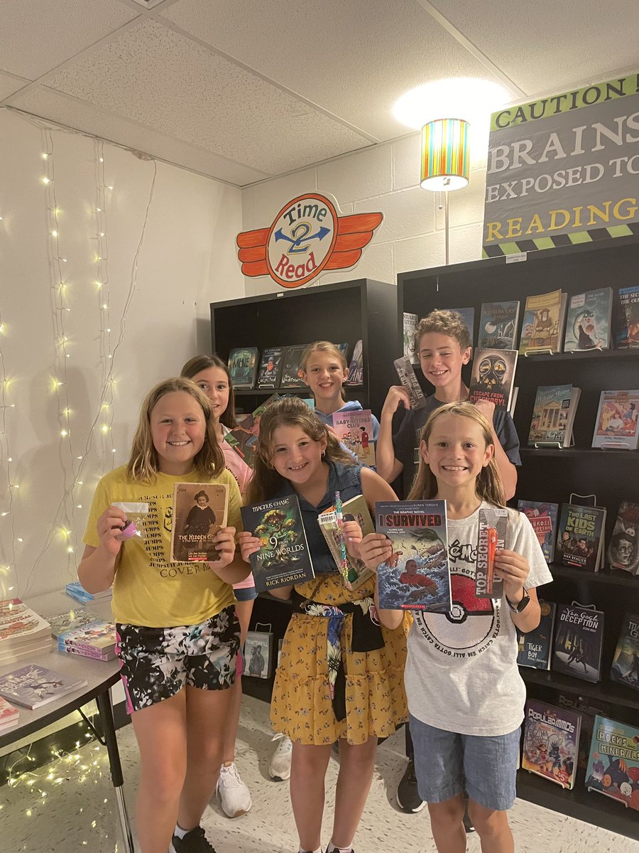 SCE_DragonsRead's tweet photo. All. The. Prizes. 🤩 Celebrating more summer readers today 📚📚📚
#scesoars #libraryleaders #summerreading #prizeroom https://t.co/8RRAXdH5EW