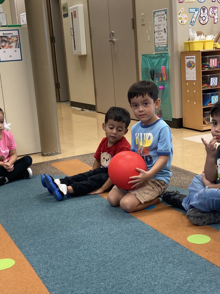 MrsRosa_class's tweet photo. We have been reading “A Ball for Daisy” and today we used a ball to help us retell the story @BBS_Learns @SBISD @SbisdPreK https://t.co/z51W2O7ciz