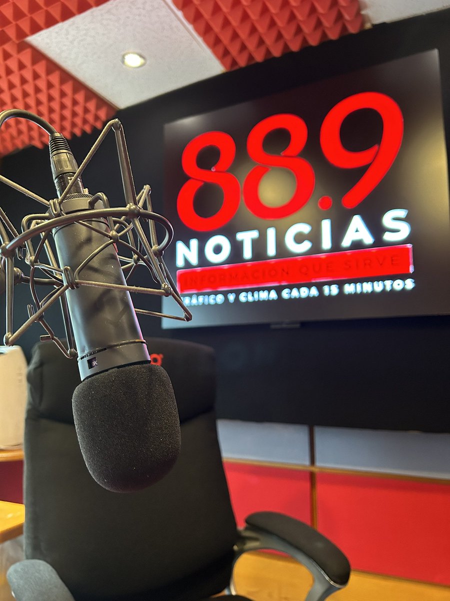 romoalaire's tweet photo. Un solo Micrófono, muchos los que hacemos posible este programa para ti. Día Nacional de la Trabajadora y el Trabajador De La Radio y La Televisión. #GraciasCompañeras #GraciasCompañeros @889Noticias @trafico889 @grupoacir #ConectandoAMillones #locutor #locutora @arvmradio https://t.co/pbQMhHJAHn