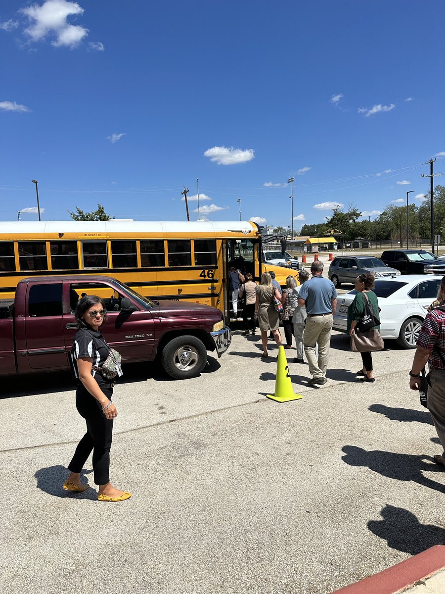 lytle_mrs_lingo's tweet photo. My heart is full and my feet are oh so tired! Today @lytleisd hosted the Texas Strategic Leadership group of administrators from across Texas (60+), we loved getting to showcase the amazing work happening in our district. #ItsAGreatDayToBeAPirate https://t.co/6hCkXF80AC