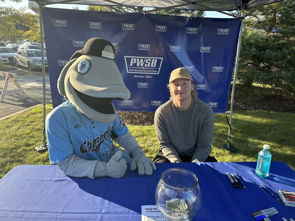 Gill_Chinook's tweet image. Just me and @JWiems17 hanging out.