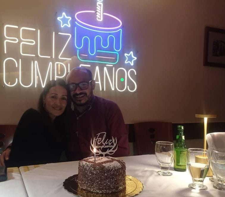 CarlosJRojas13's tweet image. Anoche #13Sep en medio de protestas-entrevistas mi #moviosa @teran20057 y el compa @bplotnikov junto a otros panas me hicieron sorpresiva #FiestadeCumpleaños en #CanawayCcs con pizzas y @CervezaZulia,jamás lograrán borrarnos esa sonrisa rebelde que nos hace invencibles #Losquiero