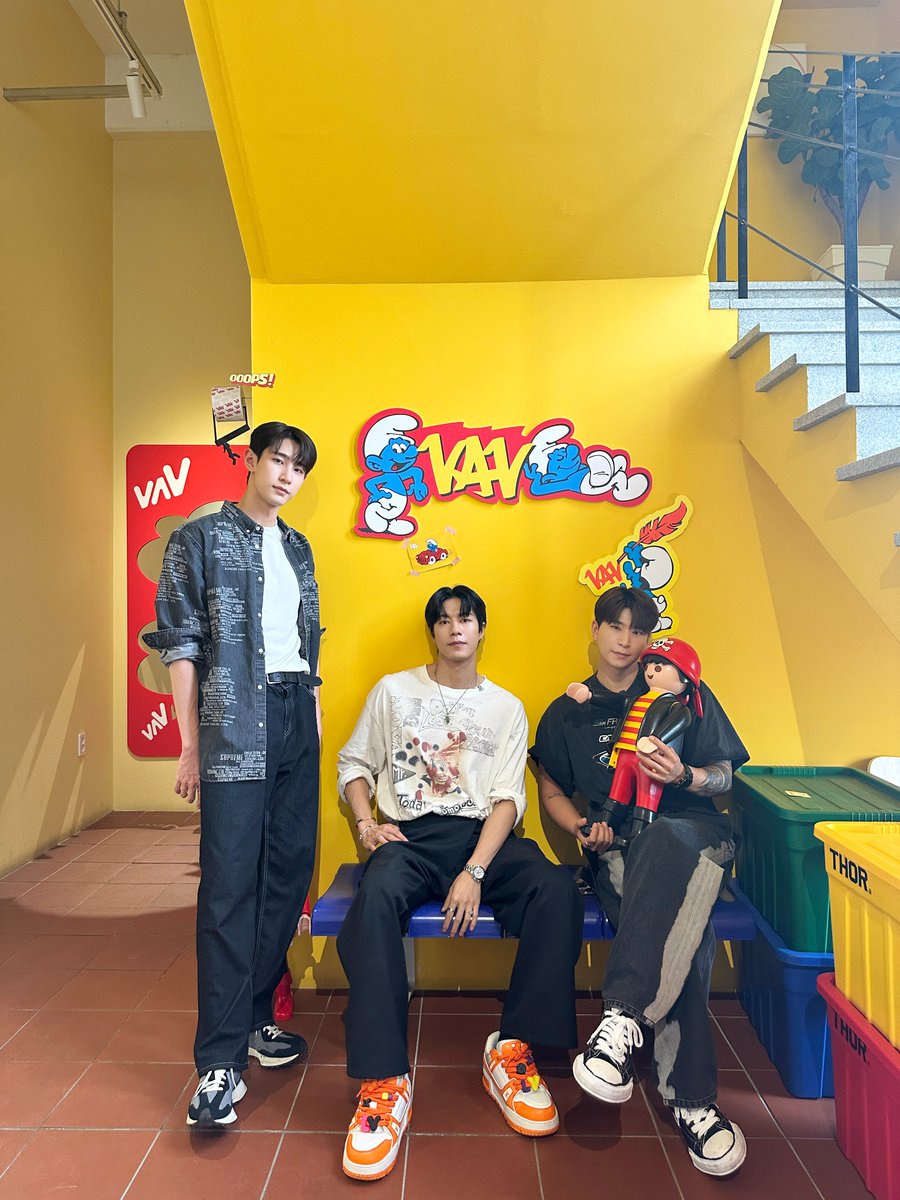 VAV_official's tweet photo. [VAV] 에이팀 선물 🎁 

뱀즈 비 맞지마 우산 같이 쓰자☂

#VAV #브이에이브이 
#StVan #Jacob #Lou #세인트반 #제이콥 #로우 https://t.co/WZHbPYBzTq