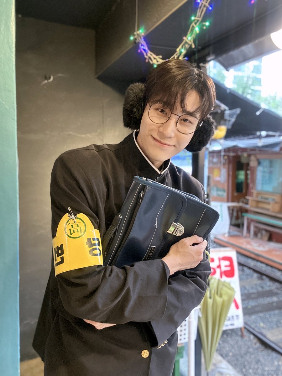 VAV_official's tweet photo. [VAV] 에이팀 선물 🎁 

뱀즈 비 맞지마 우산 같이 쓰자☂

#VAV #브이에이브이 
#StVan #Jacob #Lou #세인트반 #제이콥 #로우 https://t.co/WZHbPYBzTq