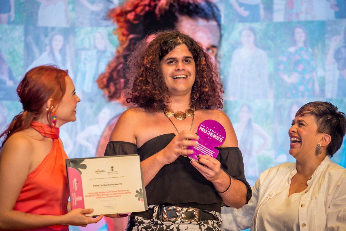 angeortizmaya's tweet photo. Por primera vez en la historia una mujer trans y venezolana es reconocida en el Concurso Mujeres Jóvenes Talento de Medellín.

Perla Marín se destacó en la categoría de liderazgo social, político y comunitario.

¡Felicitaciones! 🏳️‍⚧️🇻🇪🇨🇴 https://t.co/0Q2QyCEU4k
