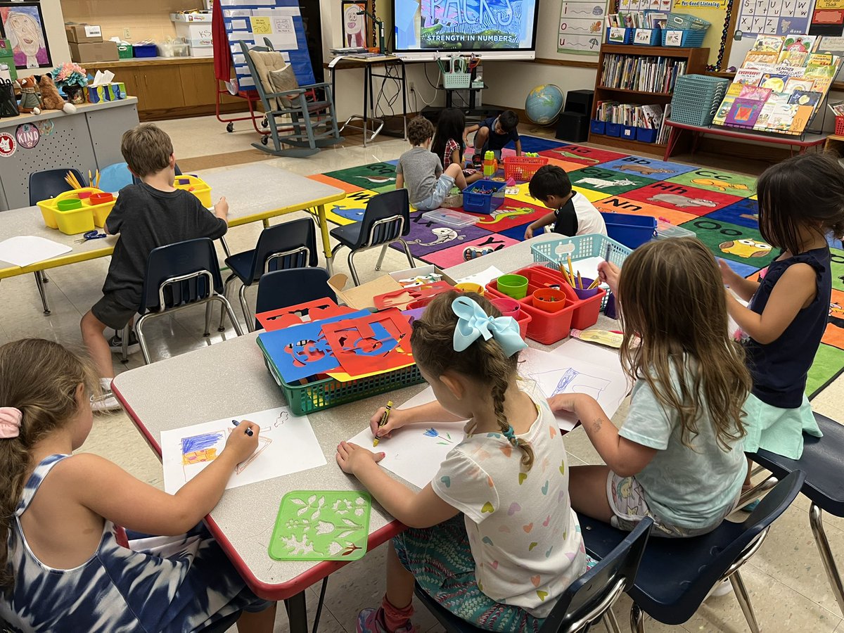 CStuetzFM's tweet photo. Free choice is always a great time! Building, drawing and imaginative play! @FoxMeadowSchool #scarsdalepride https://t.co/j7m8q2t875