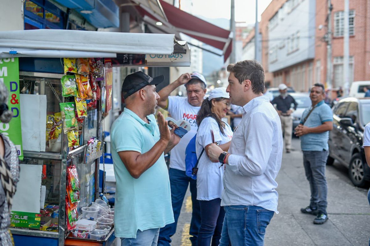marcoemiliohr's tweet photo. La #Marcomanía se toma las calles de Ibagué para llevar un mensaje de esperanza. Le sigo entregando mi corazón a la gente para demostrarle que sí es posible gobernar con amor. #MarcoLaDiferencia❤️ https://t.co/dLkGZIHJv5